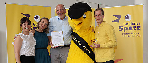 Preisverleihung für die Spiele-App „Katze Q“ beim Festival „Goldener Spatz“ (v.r.): Philipp Stollenmayer und Ralph Claessen, links Katja Lesser.
