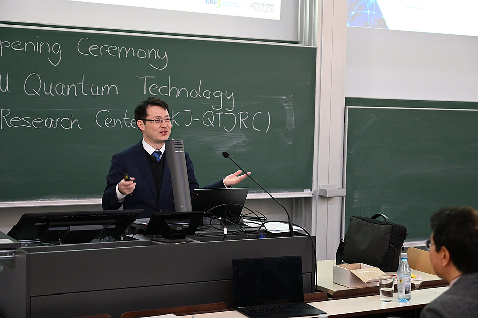Dr. Jeongwon Lee, the director of the Korea-Europe Quantum Science Technology Cooperation Center (KE-QSTCC), at the opening ceremony of the “KAIST-JMU Quantum Technology Joint Research Center”.