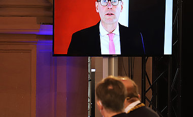 Angela und Alfred Forchel hören die Festrede von Peter-André Alt.