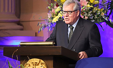 Wolfgang Riedel am Rednerpult.