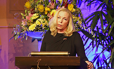 Dorothee Zwonnek hält ihre Ansprache.