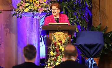 Barbara Stamm sprach ihr Grußwort live in der Neubaukirche.