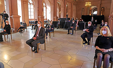 Abstand halten und Atemmaske tragen: Der Festakt zur Verabschiedung von Universitätspräsident Alfred Forchel fand unter Corona-Bedingungen statt. In der Mitte Forchels Nachfolger Paul Pauli.