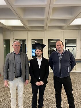 Simon Betzold mit Prof. Dr. Sven Höfling (l.) und Prof. Dr. Sebastian Klembt (r.) im Foyer der Fakultät nach dem Promotionskolloquium. Simon Betzold mit Prof. Dr. Sven Höfling (r.) und Prof. Dr. Sebastian Klembt (l.) im Foyer der Fakultät nach dem Promotionskolloquium.