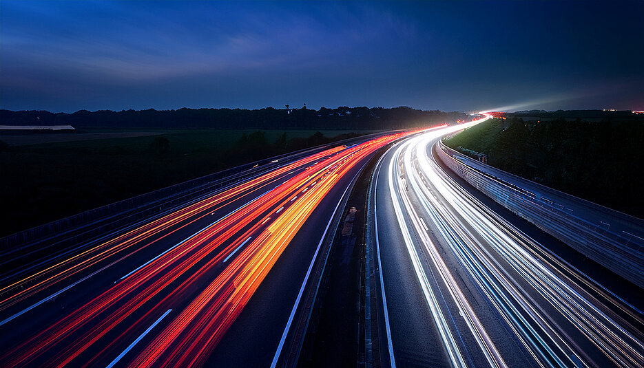 Generated image Wie auf einer Autobahn: In einem topologischen Isolator sind Elektronen je nach Spinausrichtung nur in jeweils einer Richtung unterwegs. Kollisionen sind somit ausgeschlossen.