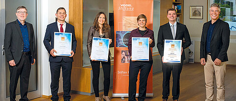 Werner Brinker (l.) von der Vogel Stiftung mit den Preisträgerinnen und Preisträgern Florian Kleefeldt, Jana-Kristin Prigge, Annika Kreikenbohm und Philipp Helmer sowie mit Gunther Schunk, ebenfalls Vogel Stiftung.