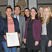 Die Urkunde in Gold gab es für die Initiative Women@Wiwi der Wirtschaftswissenschaften. (Foto: Robert Emmerich)