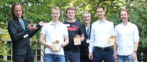 Preisträger und Juroren des Nano Innovation Awards 2022. Maximilian Ochs ist zweiter von links. 