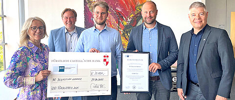 Der Universitäts-Förderpreis der Mainfränkischen Wirtschaft geht in diesem Jahr an Sebastian Hammer (Mitte). Ihm gratulierten (v.l.) IHK-Präsidentin Caroline Trips, Vizepräsident Matthias Bode, IHK-Hauptgeschäftsführer Sascha Genders und der 1. Vorsitzende des Unibund-Vorstands Gunther Schunk. 
