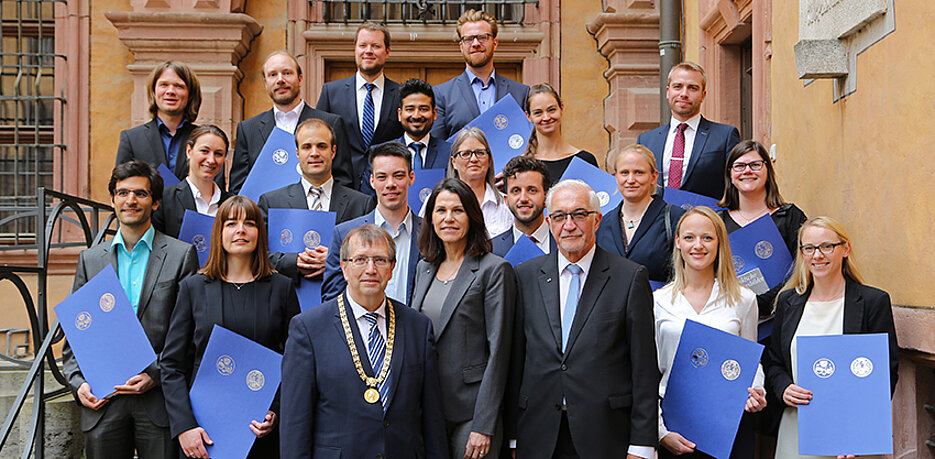 Gruppenbild der Promotionspreisträger mit Ministerin Marion Kiechle, Unipräsident Alfred Forchel und Regierungspräsident Paul Beinhofer. (Foto: Rudi Merkl)