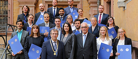 Gruppenbild der Promotionspreisträger mit Ministerin Marion Kiechle, Unipräsident Alfred Forchel und Regierungspräsident Paul Beinhofer. (Foto: Rudi Merkl)