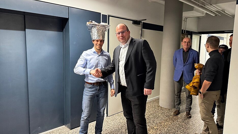 Philipp Helmut Gagel (mit Doktorhut) mit Doktorvater Prof. Dr. Sebastian Klembt nach seiner Verteidigung am 17.1.2025. Philipp Helmut Gagel (mit Doktorhut) mit Doktorvater Prof. Dr. Sebastian Klembt nach seiner Verteidigung am 17.1.2025.
