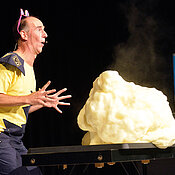 "Magic Andy“ auf der Bühne. (Foto Ulla Emig)