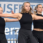 Tänzerinnen auf der Showbühne