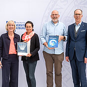 Freude über den Doppelerfolg: Zwei Würzburger Forschungsvorhaben haben sich im Exzellenzwettbewerb durchgesetzt und erhalten Mittel aus der begehrten Millionenförderung. Von links: Caroline Kisker (Würzburger Koordinatorin von NUCLEATE und Vizepräsidentin), Cynthia Sharma (Würzburger Speakerin von NUCLEATE), Ralph Claessen (Würzburger Speaker von ctd.qmat) und Universitätspräsident Paul Pauli.