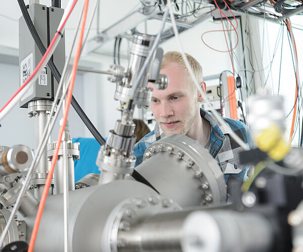 Studierende forschen und experimentieren am Freitag (02.06.17) an der Fakultät für Physik am Campus Süd der Julius-Maximilians-Universität in Würzburg.