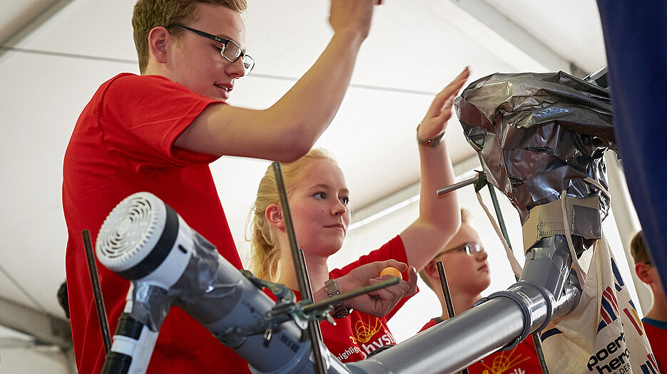 An physikalischen Aufgaben tüfteln: Darum geht es beim Wettbewerb "exciting physics" für Schülerinnen und Schüler.