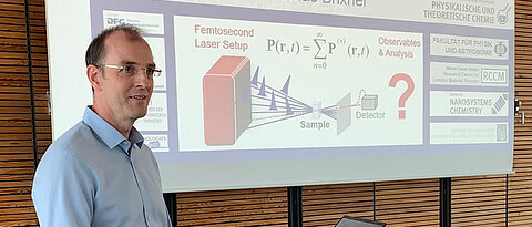 Tobias Brixner beim Vortrag auf dem Nobelsymposium.