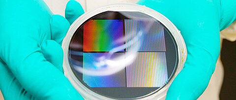 Im Reinraum stellt die Gruppe die Kristalle selbst her und baut diese in sogenannten III‑V‑Photonik-Plattformen (siehe Bild) ein.