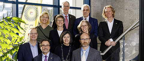 Die Führungsriege der Mitgliedsinstitutionen der europäischen Universitätsallianz CHARM-EU, (v.l.n.r. & v.o.n.u.): Prof. Dr. Paul Pauli (Präsident der Julius-Maximilians-Universität Würzburg), Prof. Dr. Lénárd Darázs (Rektor der Eötvös-Loránd-Universität Budapest), Prof. dr. ir. Wilco Hazeleger (Rektor der Universität Utrecht), Prof. Gunilla Widén (Rektorin der Åbo-Akademi-Universität), Prof. Dr. Ing. Susanne Staude (Rektorin der Fachhochschule Ruhr West), Prof. Dr. Doris Fischer (Vizepräsidentin für Internationalisierung und Alumni der Universität Würzburg), Prof. Marko Joas (Stellvertretender Rektor der Åbo-Akademi-Universität), Meritxell Chaves (CHARM-EU-Generalsekretärin), Prof. Joan Guàrdia Olmos (Rektor der Universität Barcelona) und Prof. Dr. Gábor Zemplén (Vizerektor für internationale Angelegenheiten der Eötvös-Loránd-Universität Budapest). 