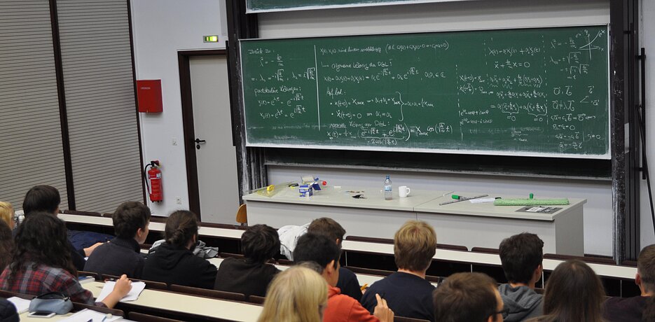 36 Teilnehmer haben 2017 am vierwöchigen Programm „Sommerschule Physik für Studieneinsteiger“ teilgenommen. (Foto: Svenja Hümmer)