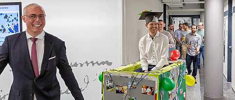 Florian Rothmayr mit Doktorvater Sven Höfling nach der erfolgreichen Verteidigung.