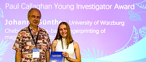Professor Petrik Galvosas (Victoria University of Wellington, Neuseeland) mit der Preisträgerin Johanna Günther. 