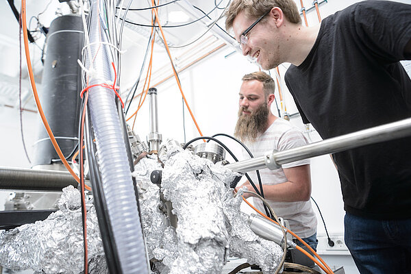 Studierende forschen und experimentieren am Freitag (02.06.17) an der Fakultät für Physik am Campus Süd der Julius-Maximilians-Universität in Würzburg.