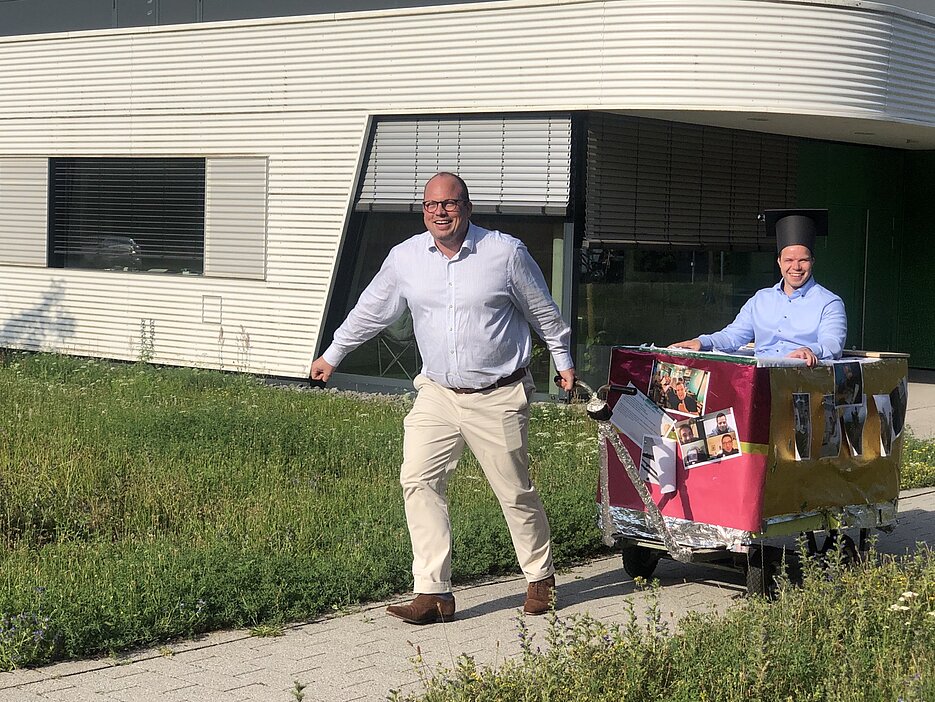 Dr. Marco Dusel mit seinem Doktorvater Prof. Dr. Sebastian Klembt bei der traditionellen "Ehrenrunde" im bunt dekorierten Doktorwagen. Dr. Marco Dusel mit seinem Doktorvater Prof. Dr. Sebastian Klembt bei der traditionellen "Ehrenrunde" im bunt dekorierten Doktorwagen.