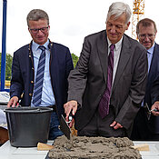 Vorbereitung für die Grundsteinlegung des Instituts für Topologische Isolatoren mit (v.l.): Bernd Sibler, Laurens W. Molenkamp und Alfred Forchel.