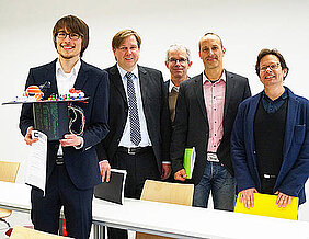 Freude über die erste abgeschlossene Dissertation in der GSST (von links): Promovend Jan Werner, Co-Betreuer und GSST-Direktor Matthias Bode, Prüfungsvorsitzender Bernd Engels, Co-Betreuer Achim Schöll, Erstbetreuer Fakher Assaad. (Foto: Stephan Schröder-Köhne)
